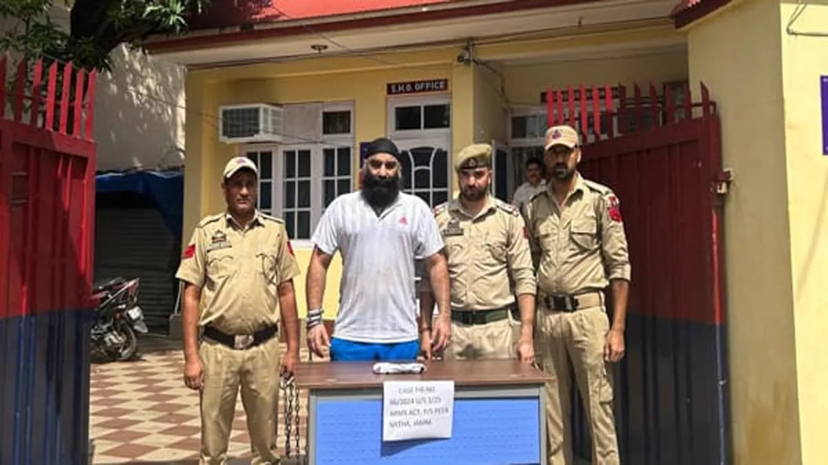 मुम्बई पुलिस द्वारा बीते मंगलवार को पकड़े गए जम्मू के गैंगस्टर रायल सिंह के साथियों पर भी जम्मू पुलिस ने शिकंजा कसना शुरू कर दिया है।